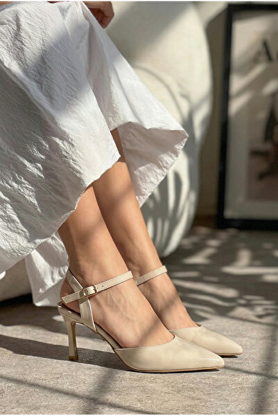 GİAMGİA STORE Μπεζ λουστρίνι γυναικεία παπούτσια με μυτερή μύτη, λουράκι στον...