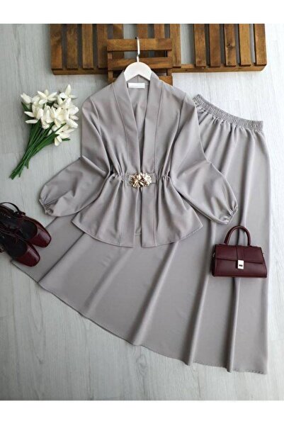 TrendParis Σετ Φούστα-Σακάκι με Διπλή Υφασμάτινη Καρφίτσα Λεπτομέρειας