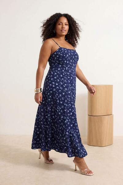 Trendyol Curve Indigo A-Linien-Kleid mit Blumenmuster, Boho-Trägern und geweb...
