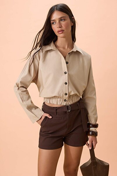 Kolekcja Trendyol Beżowa kurtka z guzikami i elastycznym paskiem, wykonana z ...