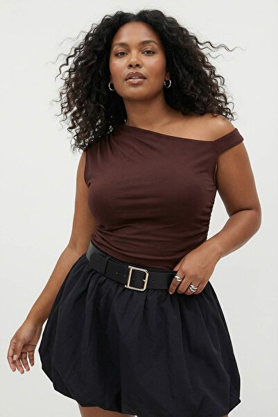 Trendyol Curve Καφέ Ασύμμετρο Γιακά Πλεκτή Μπλούζα Μεγάλου Μεγέθους με Υφή Άμ...