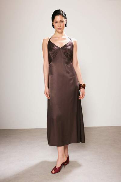 Συλλογή Trendyol Trendyol Studio Καφέ Σατέν Μάξι Υφαντό Φόρεμα TWOSS26EL00386