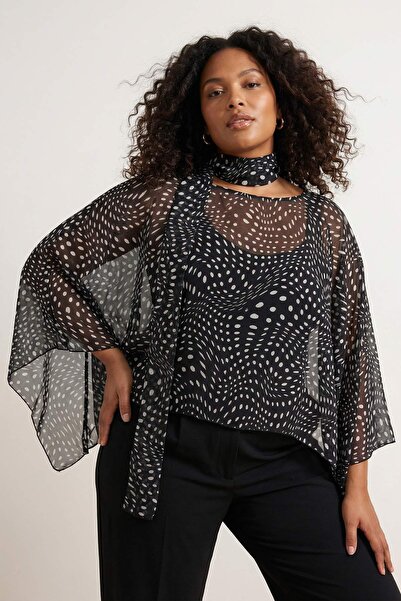 Trendyol Curve Schwarze Chiffon-Webbluse in Übergröße TBBAW26AF00118