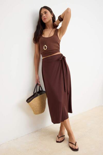 Συλλογή Trendyol Καφέ ίσια μίντι φούστα Premium από μαλακό πλεκτό ύφασμα TWOS...