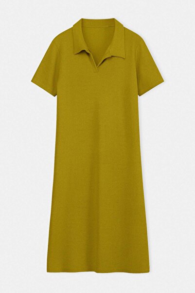 Trendyol Curve Πράσινο λαδί φόρεμα με λαιμόκοψη πόλο και σχισμή, σε κανονική ...