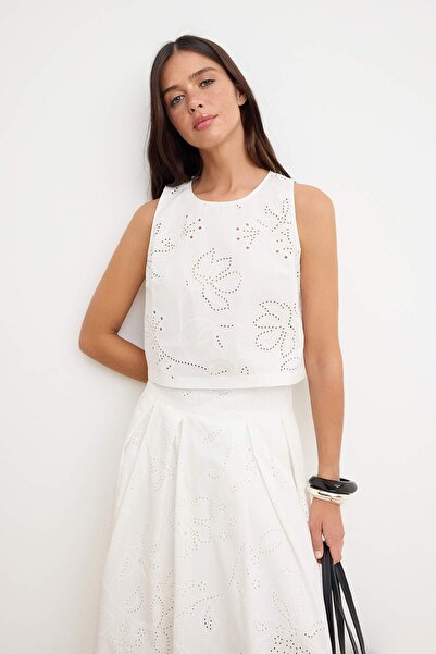 Συλλογή Trendyol Λευκή μπλούζα με σχέδιο λουλουδιών και φύλλα δαμασκηνιάς TWO...