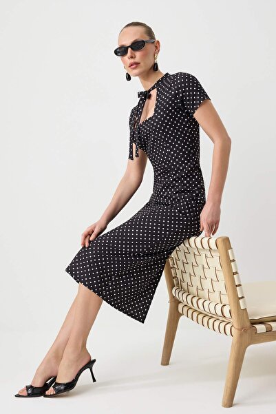 Συλλογή Trendyol Μαύρο φόρεμα μίντι με πουά και λεπτομέρεια στο γιακά TWOSS26...