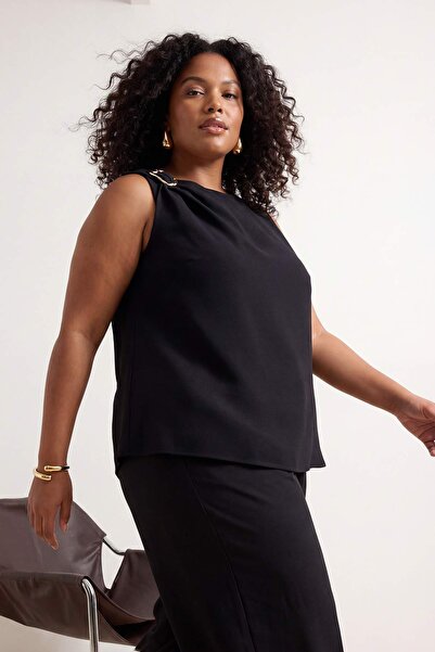 Trendyol Curve Schwarze, gewebte Kreppbluse in Übergröße TBBSS26AF00002