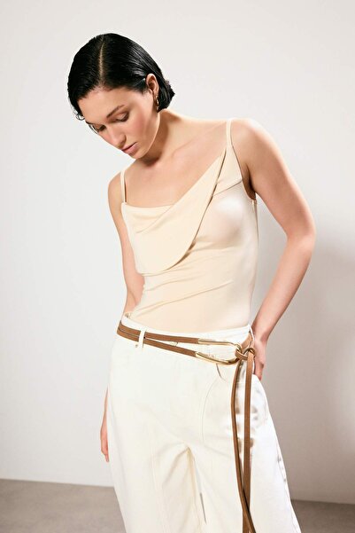 Συλλογή Trendyol Trendyol Studio Εκρού Εφαρμοστή Στράπλες Αμάνικη Ελαστική Πλ...