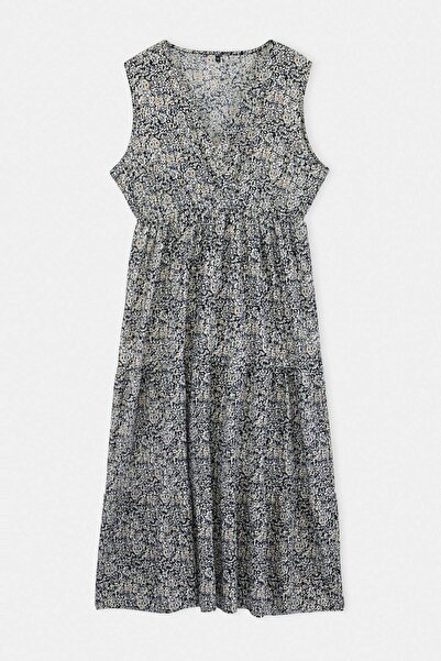 Trendyol Curve Μαύρο πλεκτό φόρεμα με σχέδιο σε γραμμή Α και λαιμόκοψη V, μεγ...