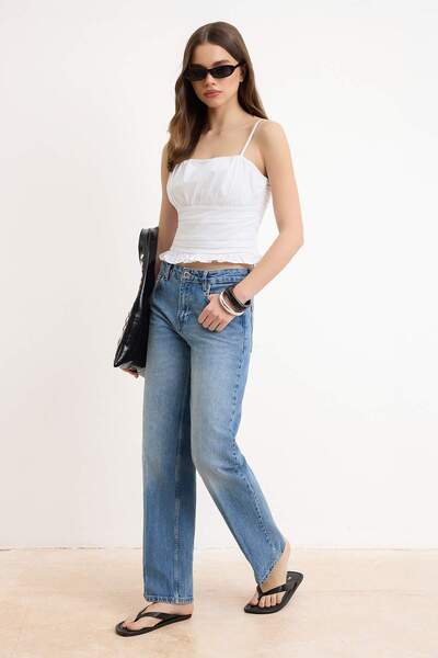 Συλλογή Trendyol Λευκή μπλούζα με λεπτομέρεια στην πλάτη Λεπτομέρεια με φερμο...