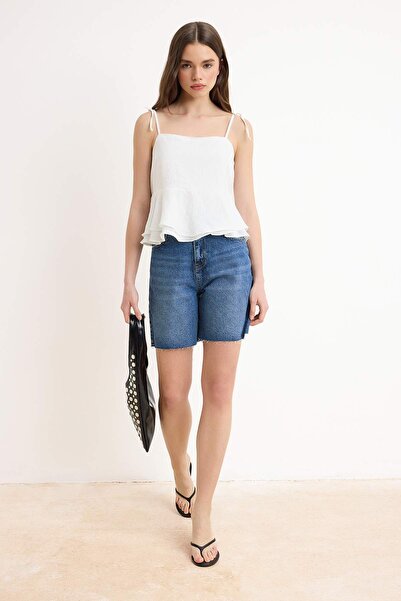 Συλλογή Trendyol Υφαντή μπλούζα με λεπτομέρεια δεσίματος με λευκές τιράντες κ...