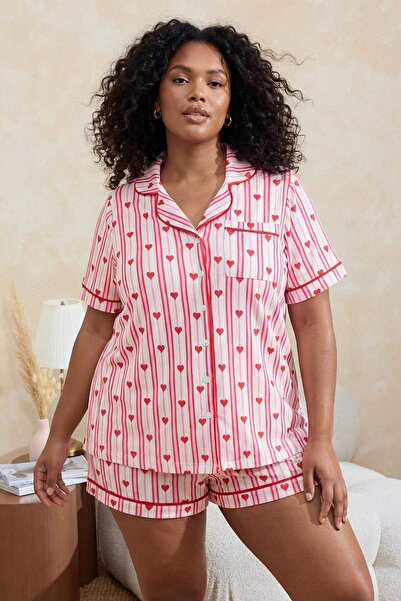 Trendyol Curve Σετ πιτζάμες με ροζ καρδιές και γιακά πουκάμισου, μεγάλο μέγεθ...