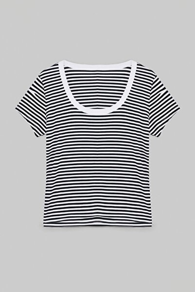 Trendyol Curve Μπλουζάκι σε μπλε-λευκές ρίγες με λαιμόκοψη πισίνας και εφαρμο...