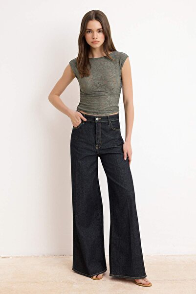 Συλλογή Trendyol Χακί εμπριμέ εφαρμοστή μπλούζα με λαιμόκοψη καγιάκ και κορδό...