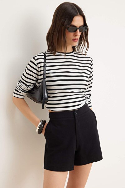 Συλλογή Trendyol Μαύρο ίσιο σορτς με κανονική μέση και φαρδιά μπατζάκια, πλεκ...