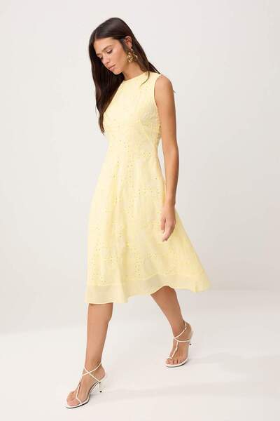 Συλλογή Trendyol Κίτρινο φόρεμα μίντι με λεπτομέρεια στην πλάτη και επένδυση ...