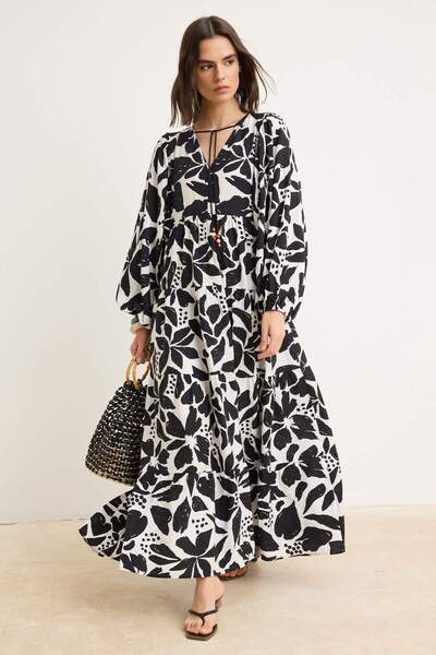 Trendyol Kollektion Schwarz-weißes gewebtes Hijab-Kleid TCTSS26EB00189