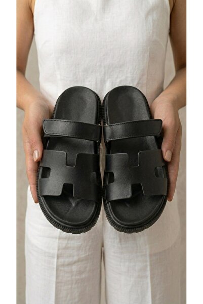 Beyond Γυναικείες μαύρες παντόφλες με ρυθμιζόμενο λουράκι Velcro και μαλακή α...