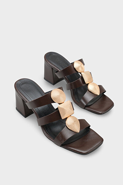 Capone Outfitters Lacey Küt Burunlu Με μεταλλικό αξεσουάρ Γυναικεία παπούτσια...