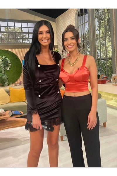 Atmosphere Fashion Rochie scurtă de catifea neagră cu nasturi argintii