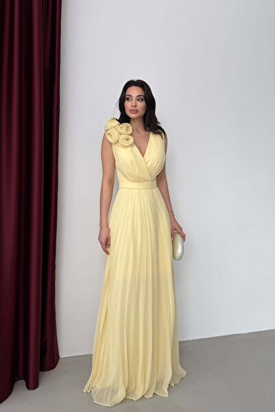 Serica Moda Κίτρινο σιφόν μακρύ βραδινό φόρεμα με λαιμόκοψη V και λεπτομέρεια...