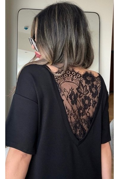 Perry Boutique قميص أسود بأكمام قصيرة وتفاصيل V دانتيل على الظهر