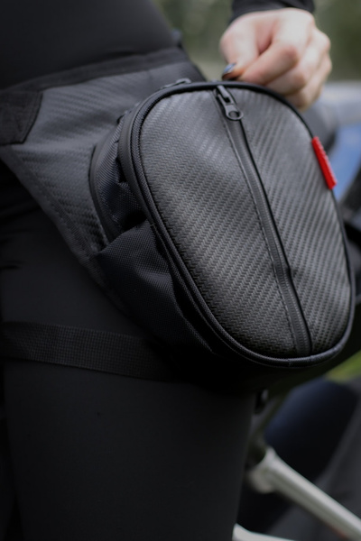 Motobros Geantă pentru picior de motocicletă din piele cu model carbon, cu 3 compartimente (IMPERMEABILĂ)