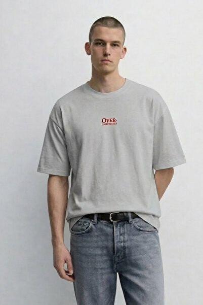 MATERIAL Ανδρικό μπλουζάκι oversize με στάμπα κειμένου, άνετο γκρι μπλουζάκι