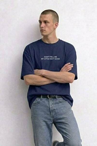 MATERIAL Ανδρικό φαρδύ μπλουζάκι με στάμπα κειμένου σε μπλε ναυτικό χρώμα