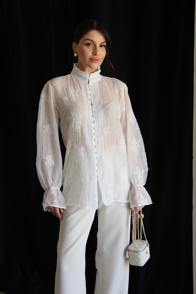 Julidress Λευκό πουκάμισο με ψηλό γιακά, με κουμπιά και λεπτομέρεια κεντήματο...