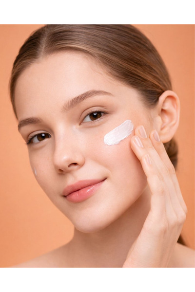 Panthenol Tüm Cilt Tipleri İçin Ultra Hafif Leke Karşıtı Yüksek Korumalı Güneş Kremi SPF 50+ UVB/UVA 50 ml | Niacinamide Alpha Arbutin