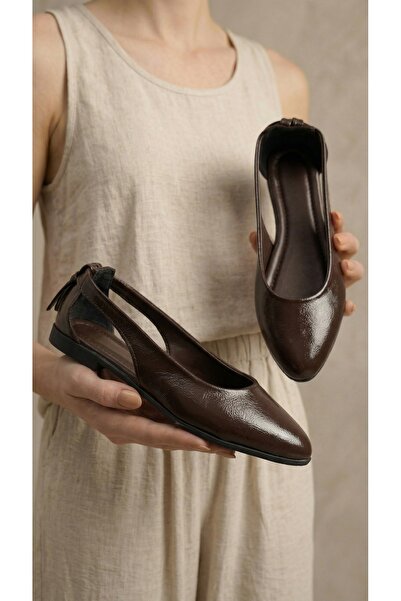 Beyond Γυναικείες καφέ μπαλαρίνες με ανοιχτό πλάι, φιόγκο και τσαλακωμένο λου...