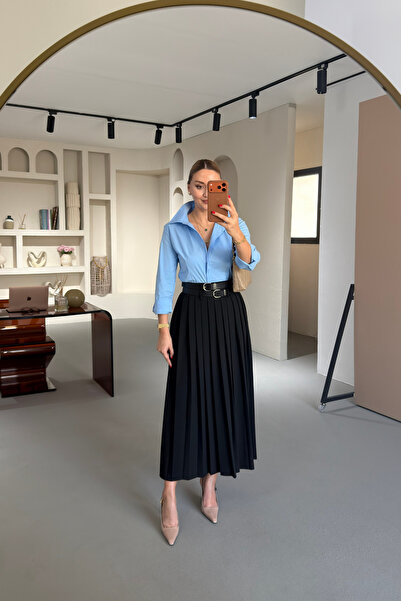 Sezgi Tekin Μαύρη πλισέ φούστα με διπλή ζώνη και λεπτομέρεια με σκίσιμο