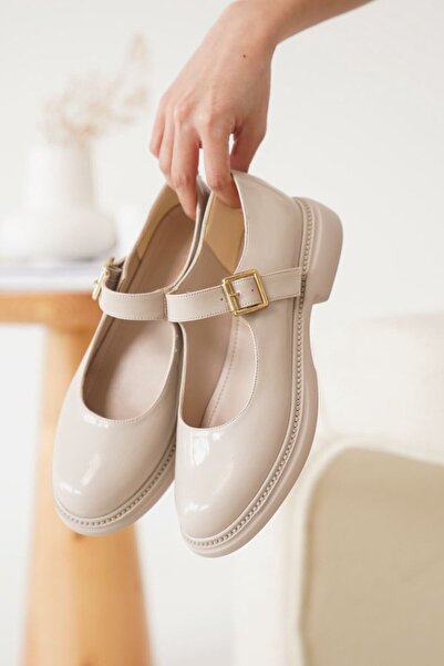 shoe for me Παπούτσια Mary Jane με λεπτομέρεια από λουστρίνι μπεζ με αγκράφα ...