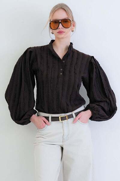 Trend Alaçatı Stili Γυναικεία μπλούζα πουκάμισο από ύφασμα με βολάν, με κουμπ...