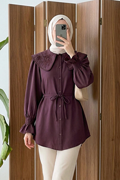 MODAQU Κεντημένο πουκάμισο ποπλίνα με κουμπιά στο γιακά - Δαμασκηνί