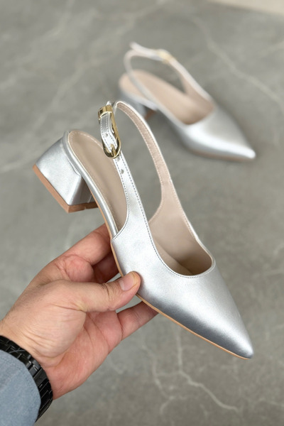 GOFFSHOES Γυναικεία παπούτσια με κοντό τακούνι και αγκράφα - Ασημί