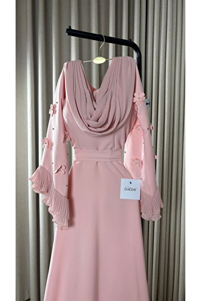 ABAD.HANDMADE فستان سهرة ناعم ميدي بلون وردي بارد مع أكمام كلوش مزينة بالورود