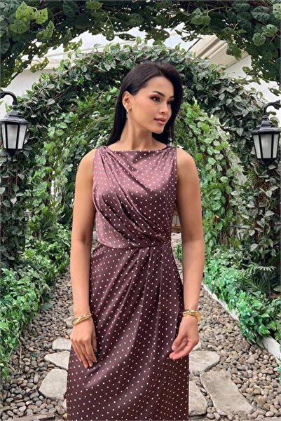 Dipmoda Γυναικείο φόρεμα μίντι με καφέ πουά σχέδιο, σατέν ύφασμα και ντραπέ μ...