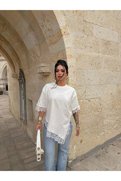 kırmızı butiks Λευκό ασύμμετρο μπλουζάκι με κεντημένη δαντέλα