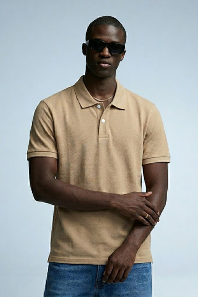 MATERIAL Ανδρικό μπλουζάκι με κοντό μανίκι, χαλαρή εφαρμογή, μπεζ χρώμα και λ...