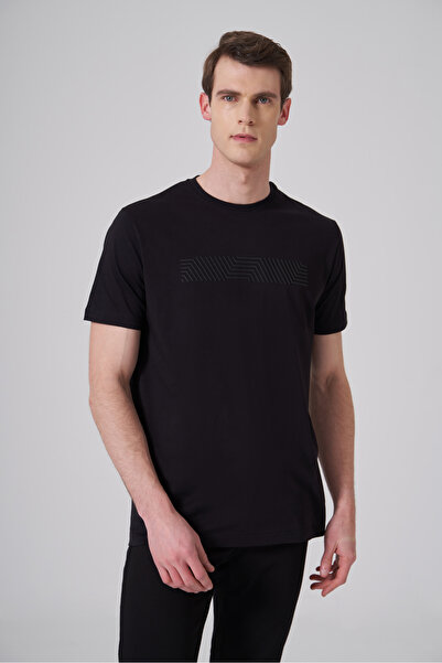 Morven تيشيرت رجالي أسود مطبوع برقبة دائرية وقصة ديناميكية