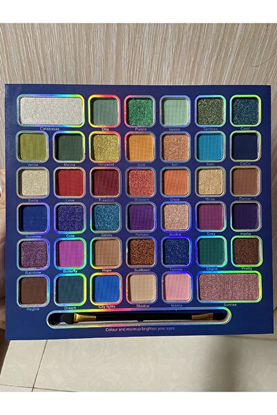 IGOODCO 40 Color Eye Shadow Includes Cosmetic Brush Mirror Medusa Pattern