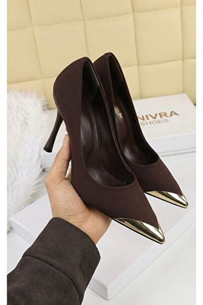 ELEVAM Γυναικεία παπούτσια στιλέτο με μυτερή μύτη και χρυσή λεπτομέρεια στο τ...