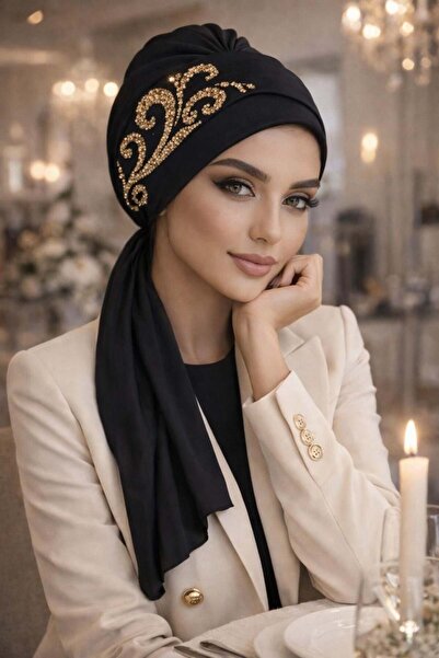 Aişe tesettür Βραδινό φόρεμα με μοτίβο σε μαύρο χρυσό και κασκόλ