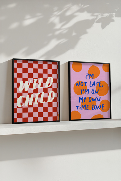 STARYUNA Σετ δύο τραπεζιών με μαύρο ξύλινο πλαίσιο, μοντέρνα τυπογραφία και π...