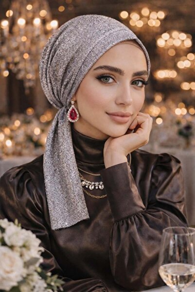 Aişe tesettür Ασημί αστραφτερό βραδινό φόρεμα με κασκόλ και κορδέλα