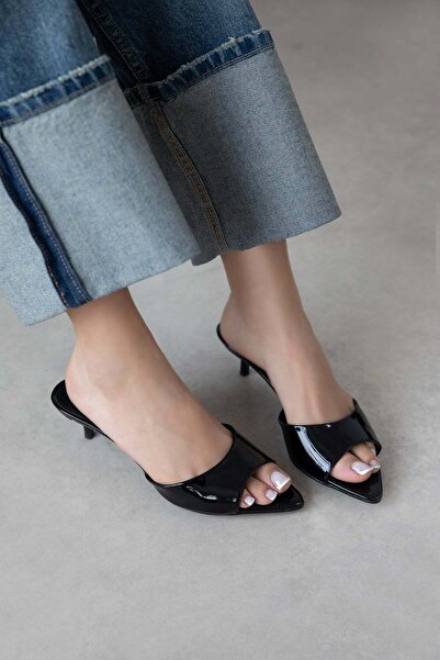 STRASWANS Γυναικεία λουστρίνια σανδάλια Randall με τακούνι, μαύρα