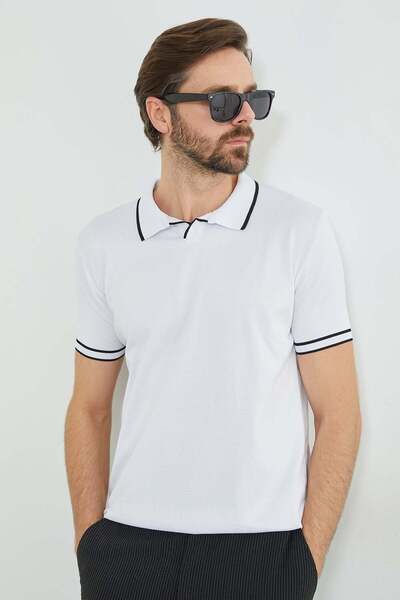 Fulla Moda تي شيرت تريكو بياقة مخططة على شكل حرف V وأكمام مخططة